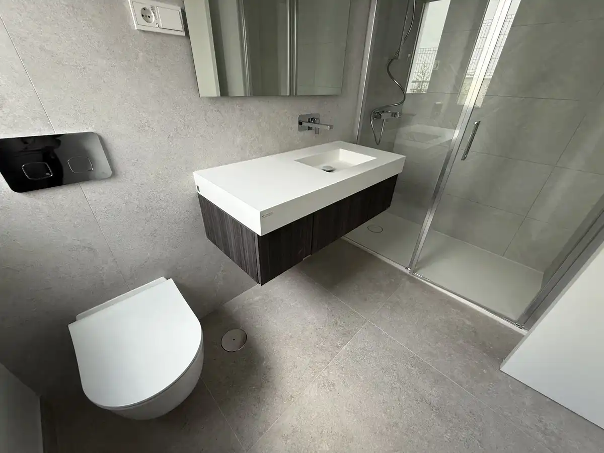 Bany de Pis en venda en Marbella amb Aire condicionat, Terrassa i Traster