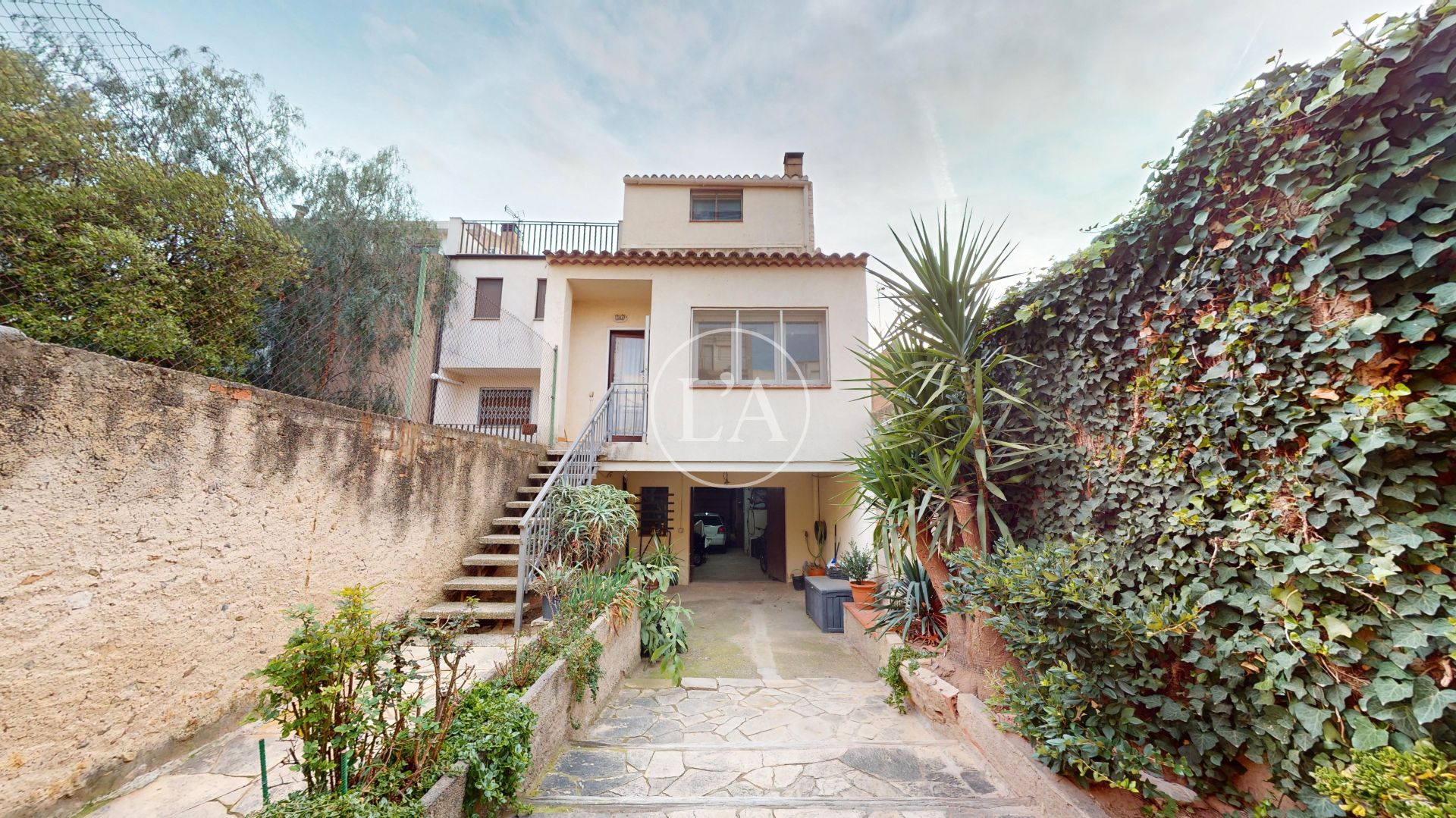 Exterior view of Single-family semi-detached for sale in Vinyols i els Arcs  with Air Conditioner, Heating and Private garden