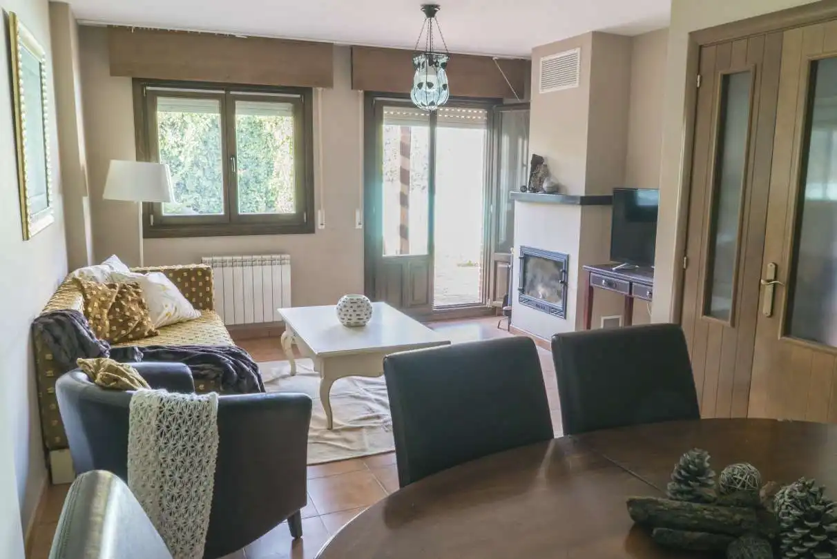 Sala d'estar de Casa adosada en venda en Sojuela amb Calefacció