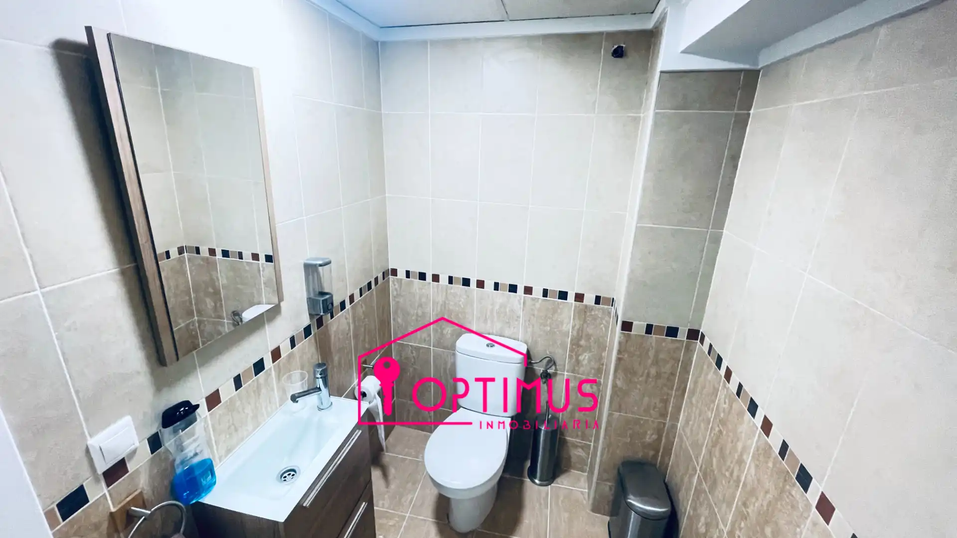 Baño de Local de alquiler en Turís con Aire acondicionado