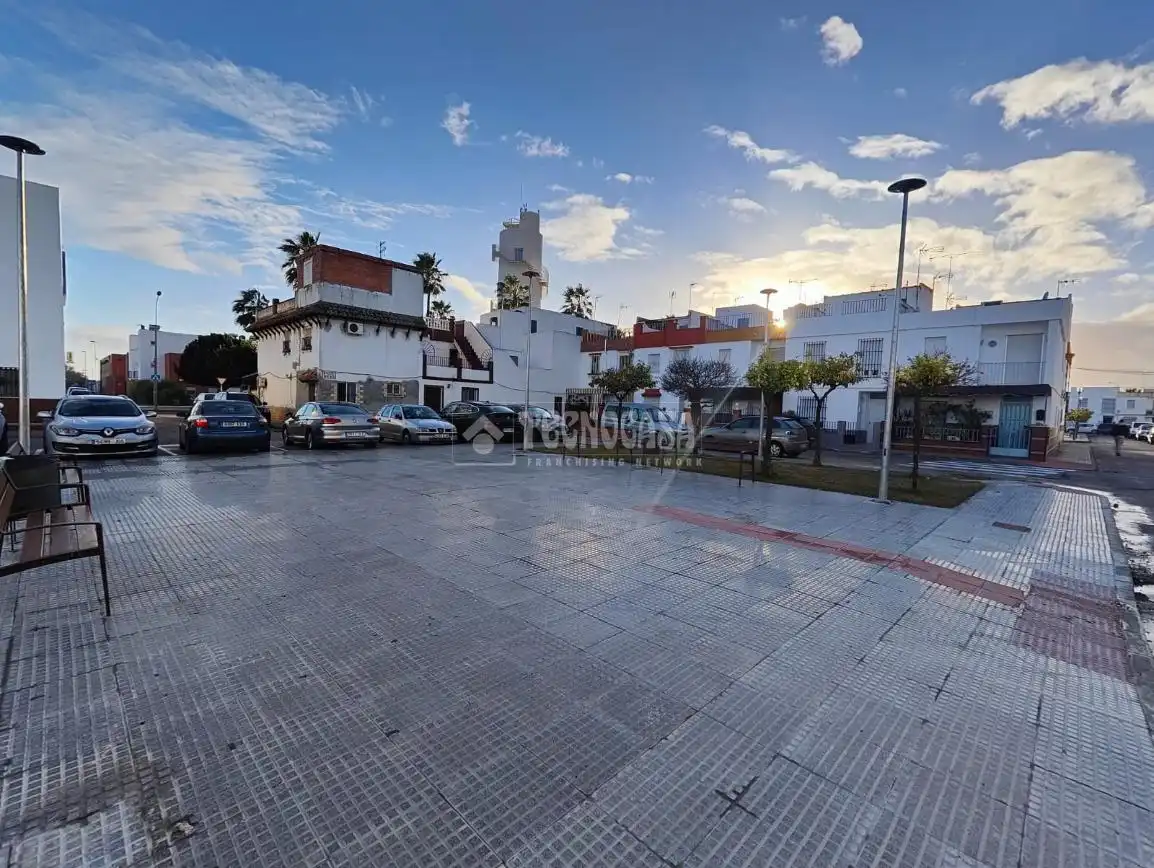 Vista exterior de Casa adosada en venda en Los Palacios y Villafranca amb Balcó