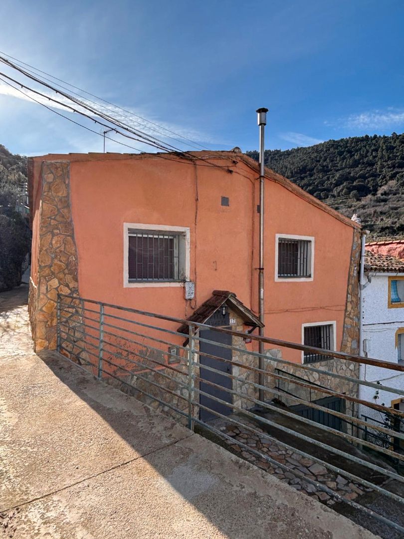 Vista exterior de Casa o xalet en venda en El Frasno amb Calefacció, Jardí privat i Alarma
