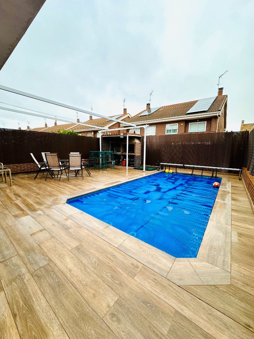 Swimming pool of Single-family semi-detached for sale in Parla  with Air Conditioner, Heating and Private garden
