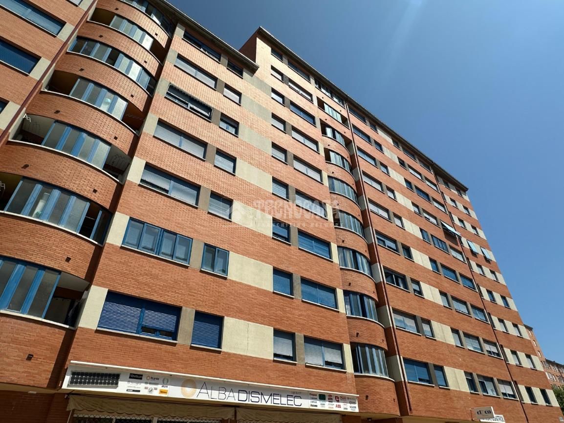 Vista exterior de Pis en venda en León Capital  amb Calefacció, Parquet i Traster