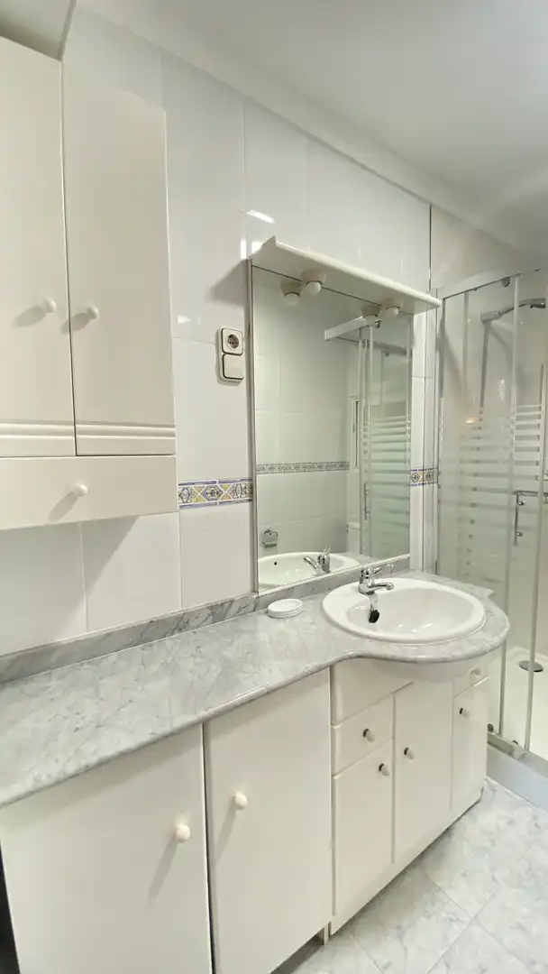 Badezimmer von Wohnung zum Verkauf in Medio Cudeyo mit Heizung, Parkett und Möbliert