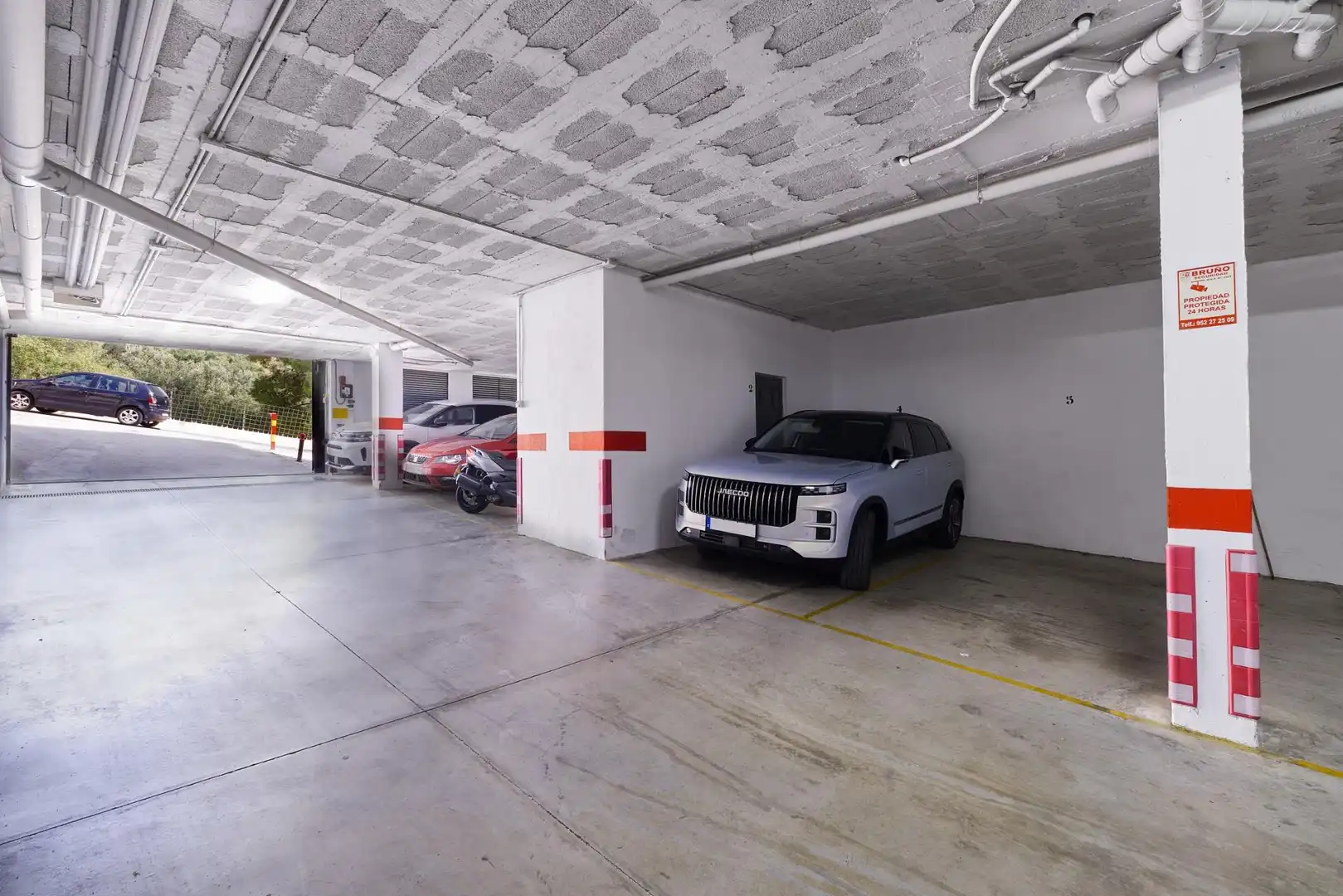 Parkplatz von Wohnung zum Verkauf in Benalmádena mit Klimaanlage, Privatgarten und Abstellraum