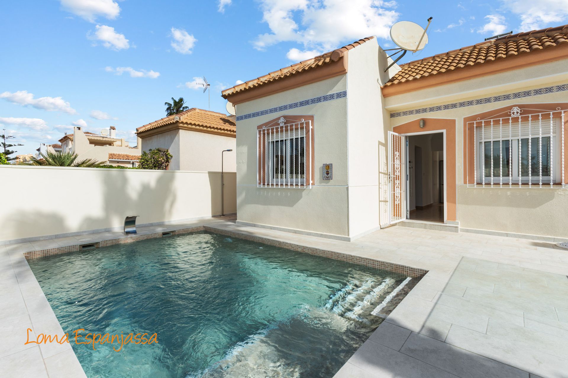 Vista exterior de Casa o xalet en venda en Torrevieja amb Aire condicionat, Jardí privat i Piscina