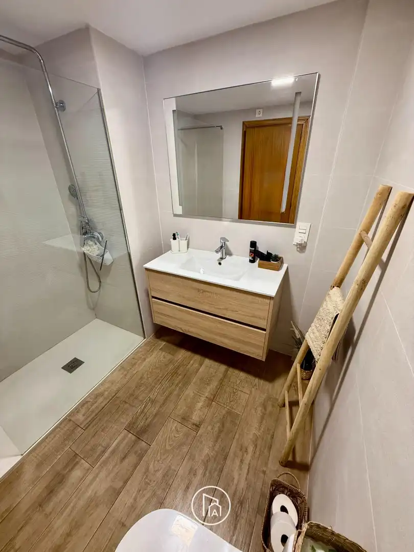 Baño de Ático en venta en Paterna con Parquet, Terraza y Trastero
