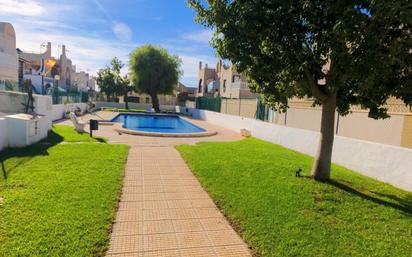 Piscina de Casa adosada en venda en Torrevieja amb Aire condicionat, Jardí privat i Terrassa