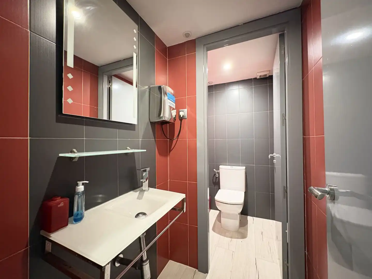 Baño de Local de alquiler en Torrejón de Ardoz con Aire acondicionado