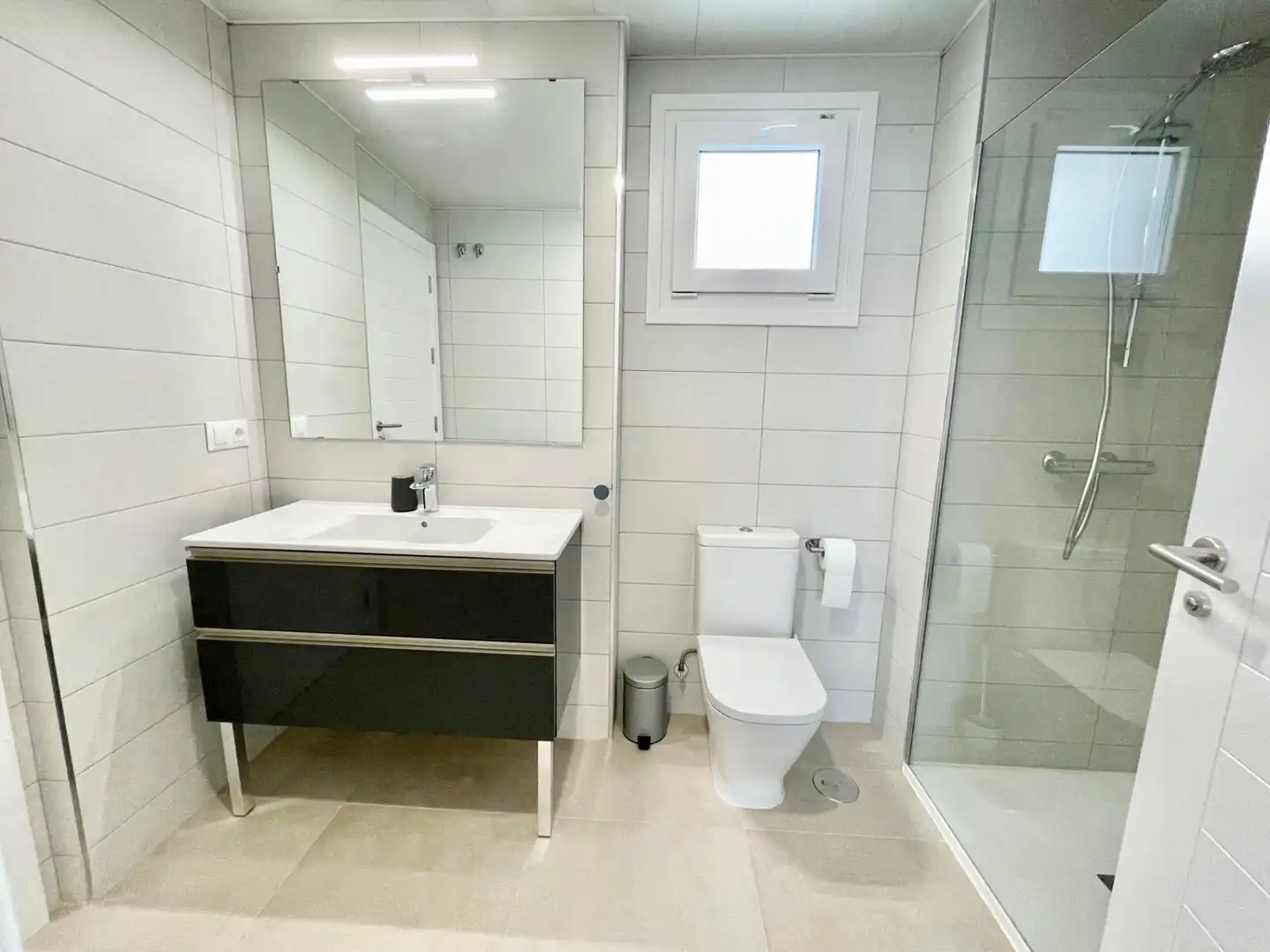 Bany de Apartament de lloguer en Ayamonte amb Aire condicionat, Calefacció i Jardí privat