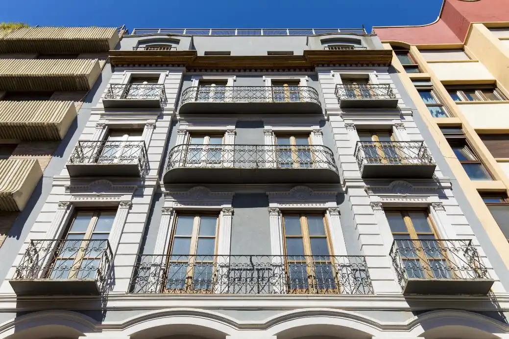 Außenansicht von Wohnung zum Verkauf in Zaragoza mit Klimaanlage, Heizung und Ofen