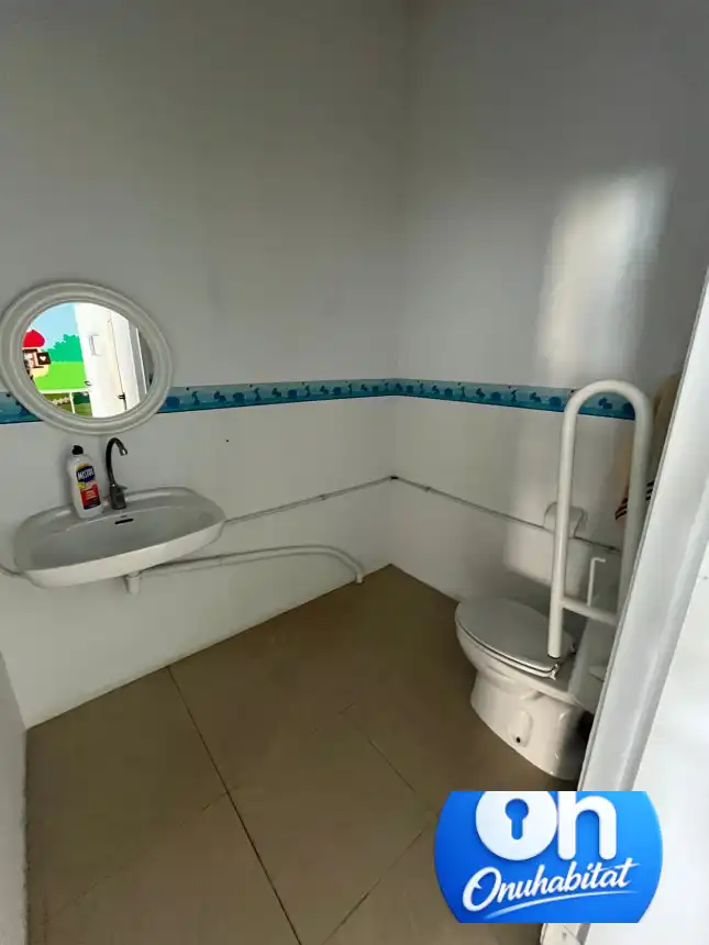 Bany de Pis en venda en Bollullos Par del Condado amb Aire condicionat, Traster i Moblat