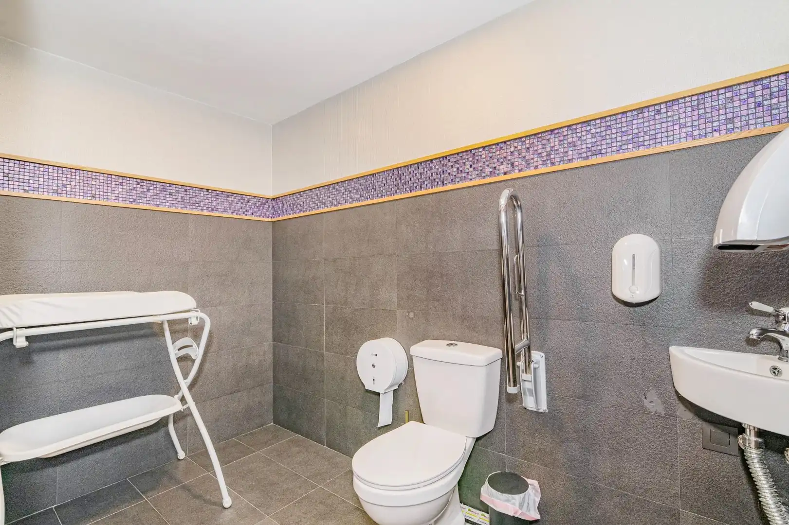 Badezimmer von Geschaftsraum zur Miete in Granada mit Klimaanlage und Möbliert