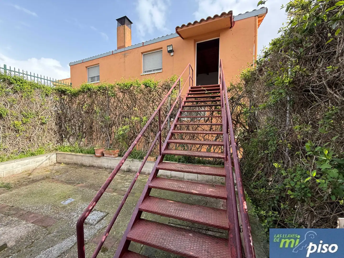 Vista exterior de Casa o xalet en venda en Santovenia de Pisuerga amb Calefacció, Jardí privat i Parquet