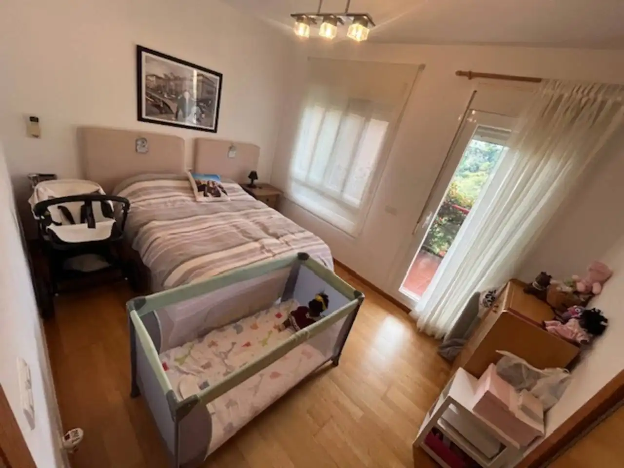 Schlafzimmer von Einfamilien-Reihenhaus zum Verkauf in Estepona mit Klimaanlage, Privatgarten und Parkett