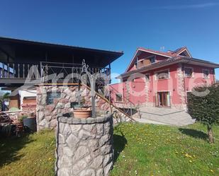 Vista exterior de Casa o xalet en venda en Oviedo  amb Terrassa, Piscina i Balcó