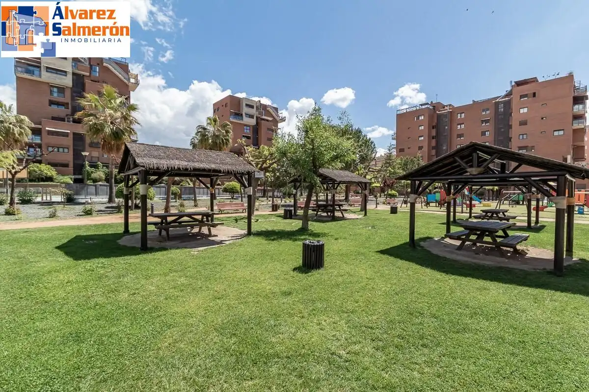 Vista exterior de Piso en venta en  Granada Capital con Aire acondicionado, Terraza y Piscina comunitaria