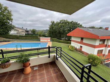 Pis amb piscina en venda a Larrabizker Bidea