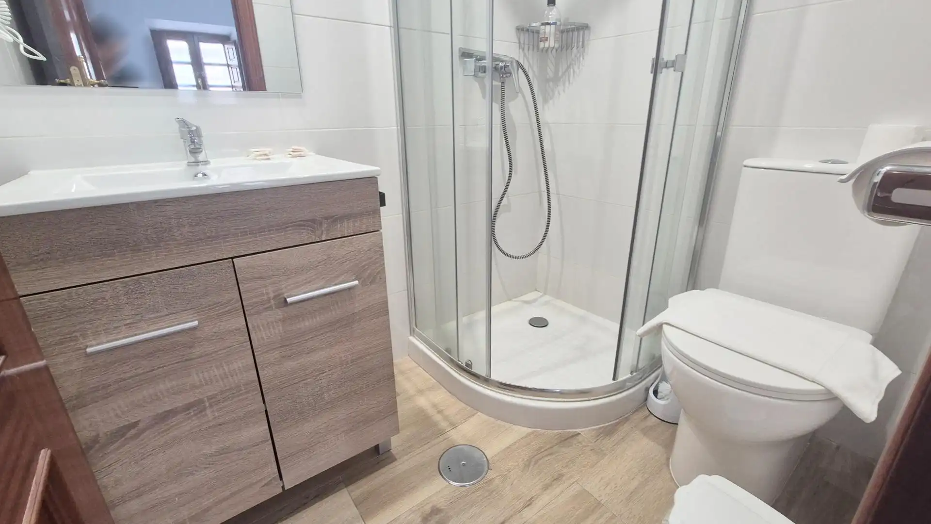 Bathroom of Study for rent in Salamanca  with Heating, Furnished and Balcony