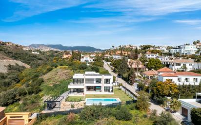 Vista exterior de Casa o xalet en venda en Benahavís amb Aire condicionat, Jardí privat i Terrassa