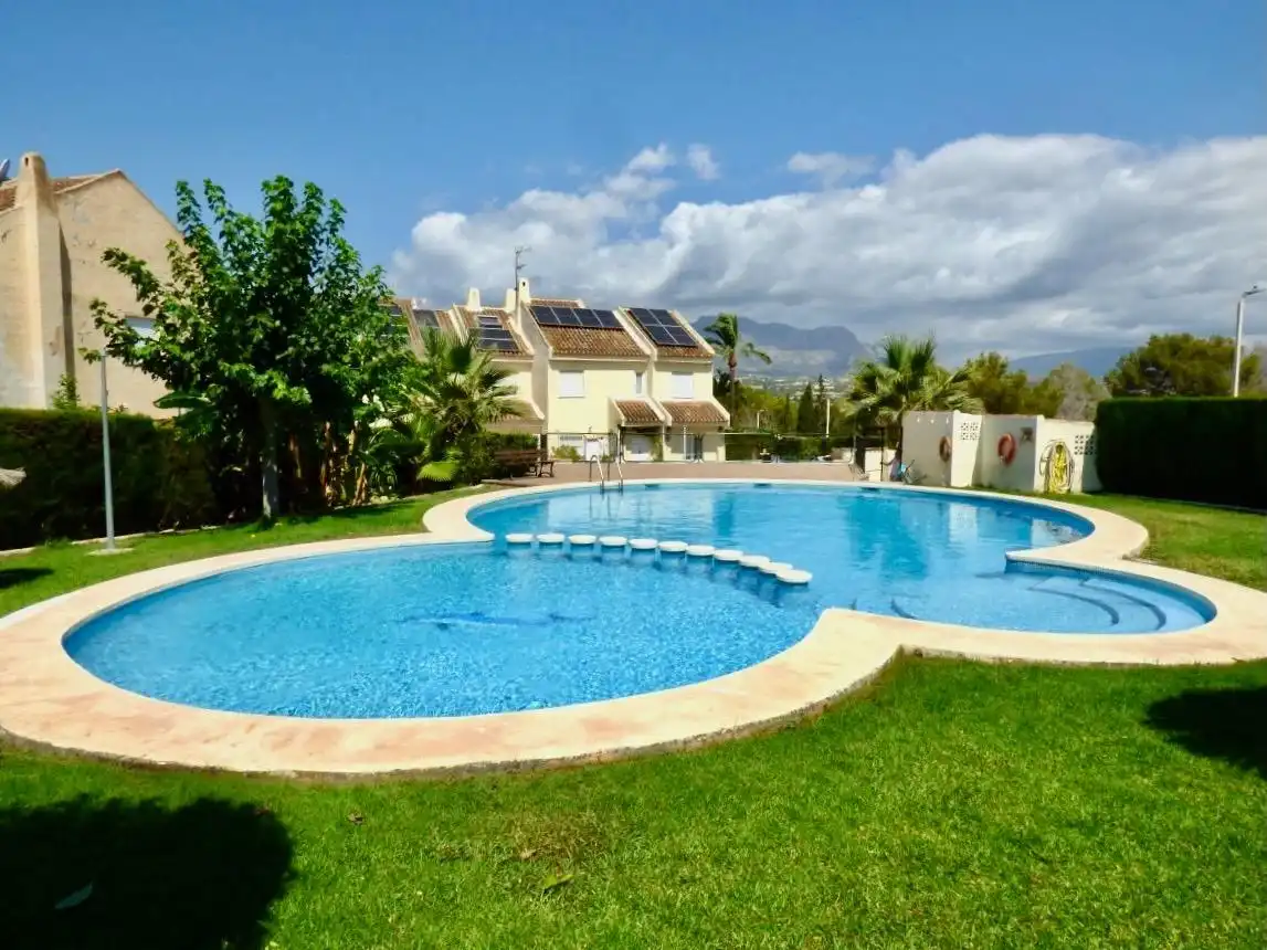 Casa aparellada amb piscina en venda a Rincón de Loix
