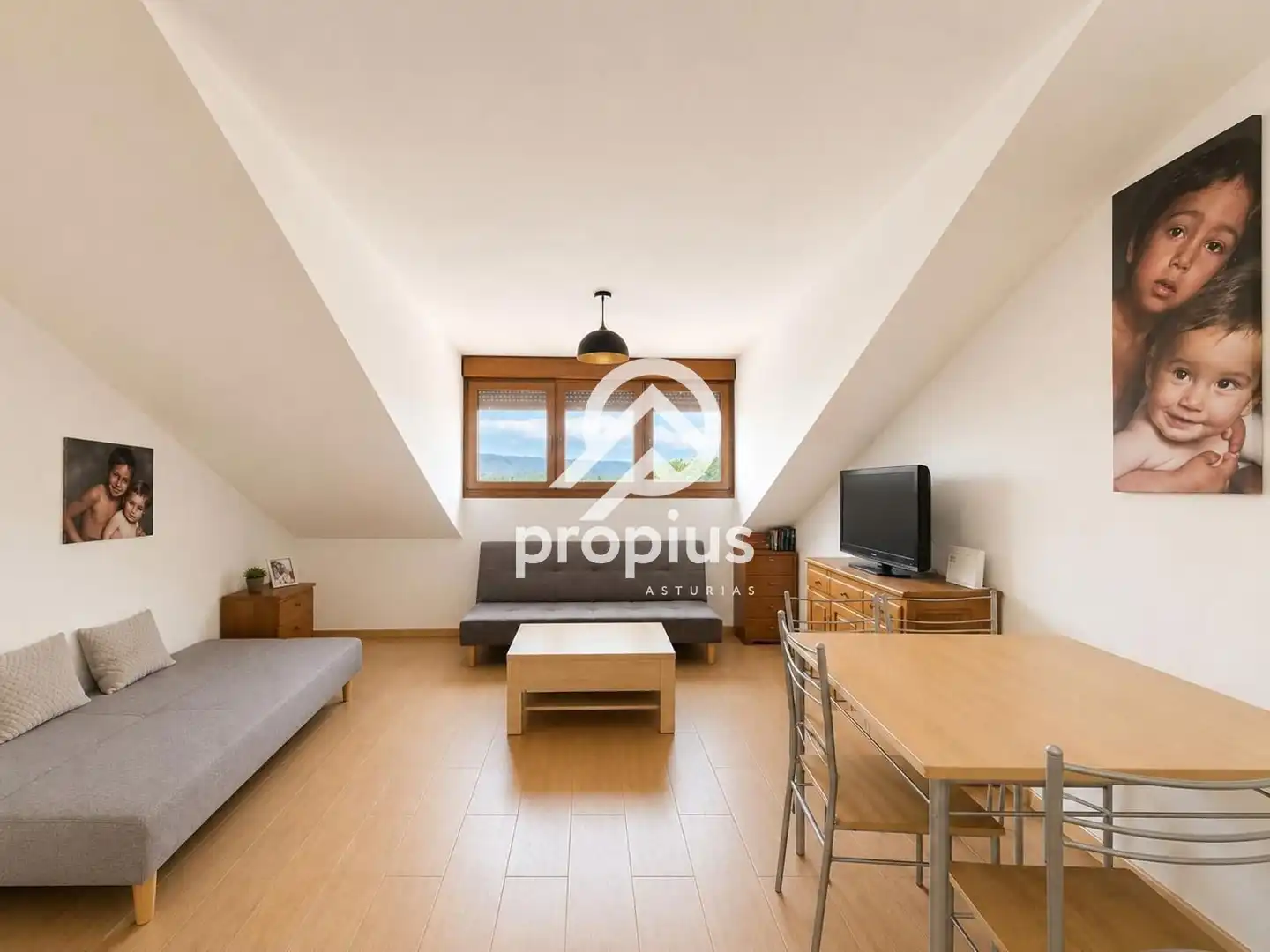 Wohnzimmer von Dachboden zum Verkauf in Llanes mit Abstellraum