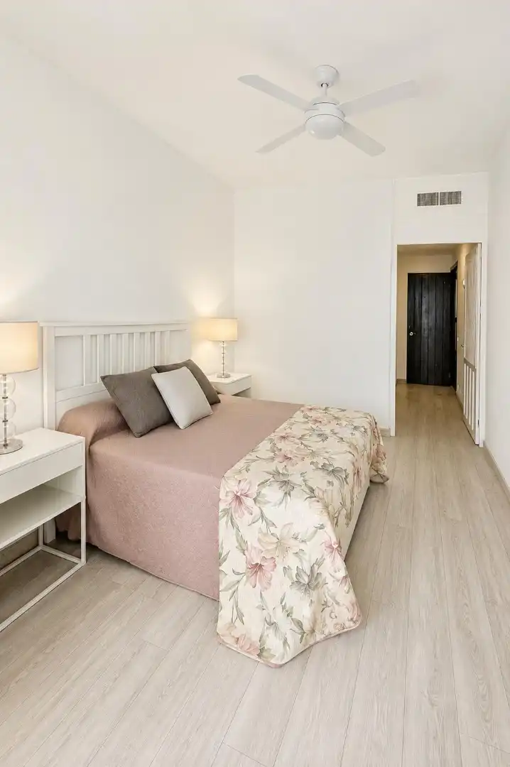 Dormitori de Pis en venda en Marbella amb Aire condicionat, Calefacció i Terrassa