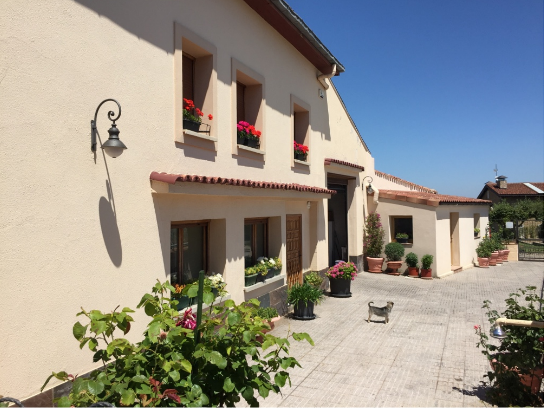 Vista exterior de Casa adosada en venta en Vitoria - Gasteiz con Calefacción, Piscina y Jacuzzi