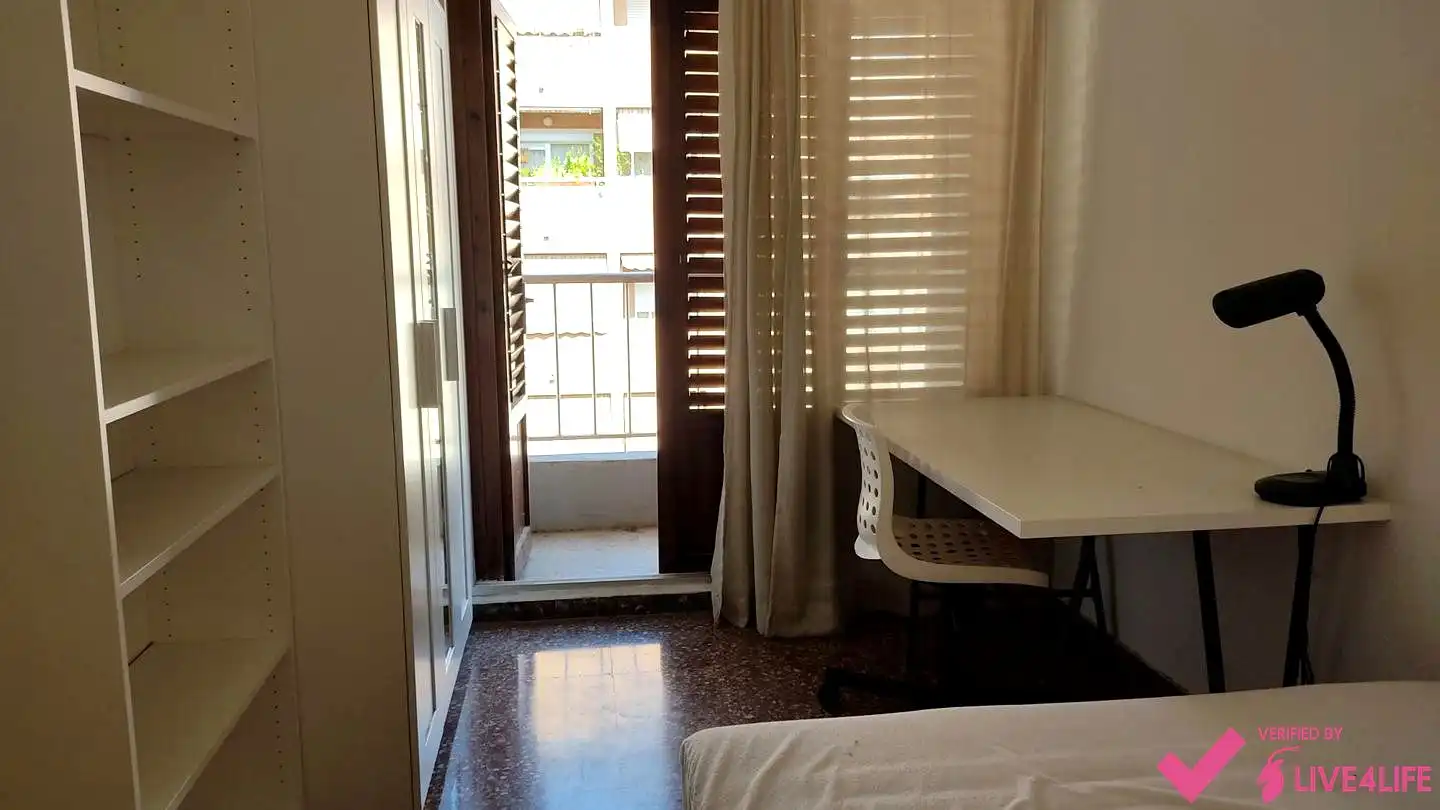Habitación de Piso de alquiler en Valencia con Aire acondicionado y Amueblado