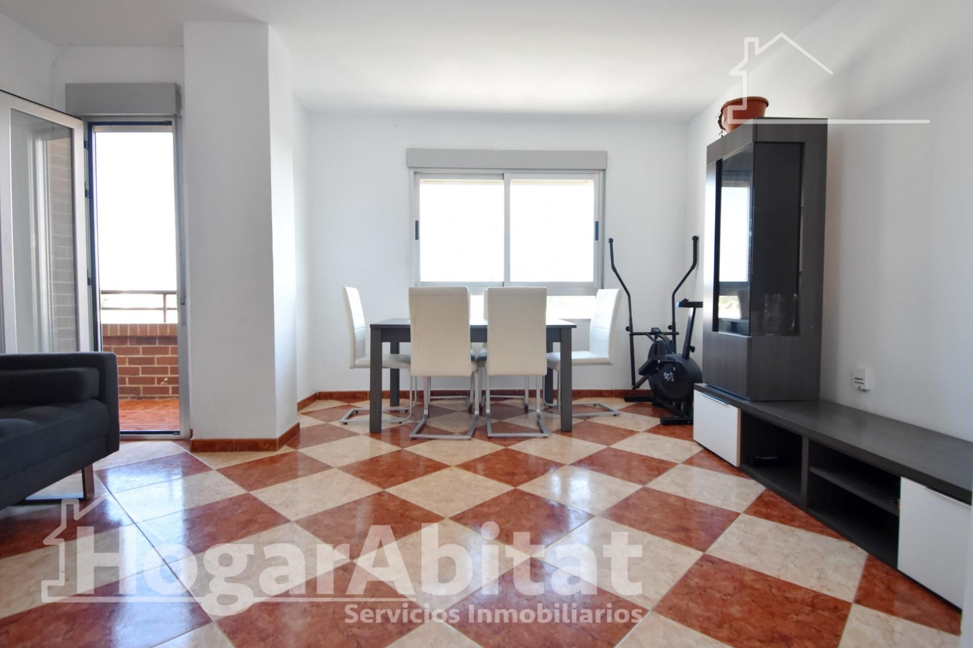Sala d'estar de Pis en venda en Oliva amb Terrassa i Balcó