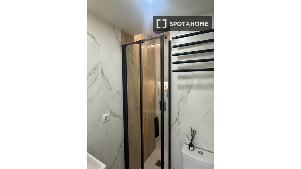 Bathroom of Flat to rent in  Barcelona Capital  with Air Conditioner, Heating and Furnished