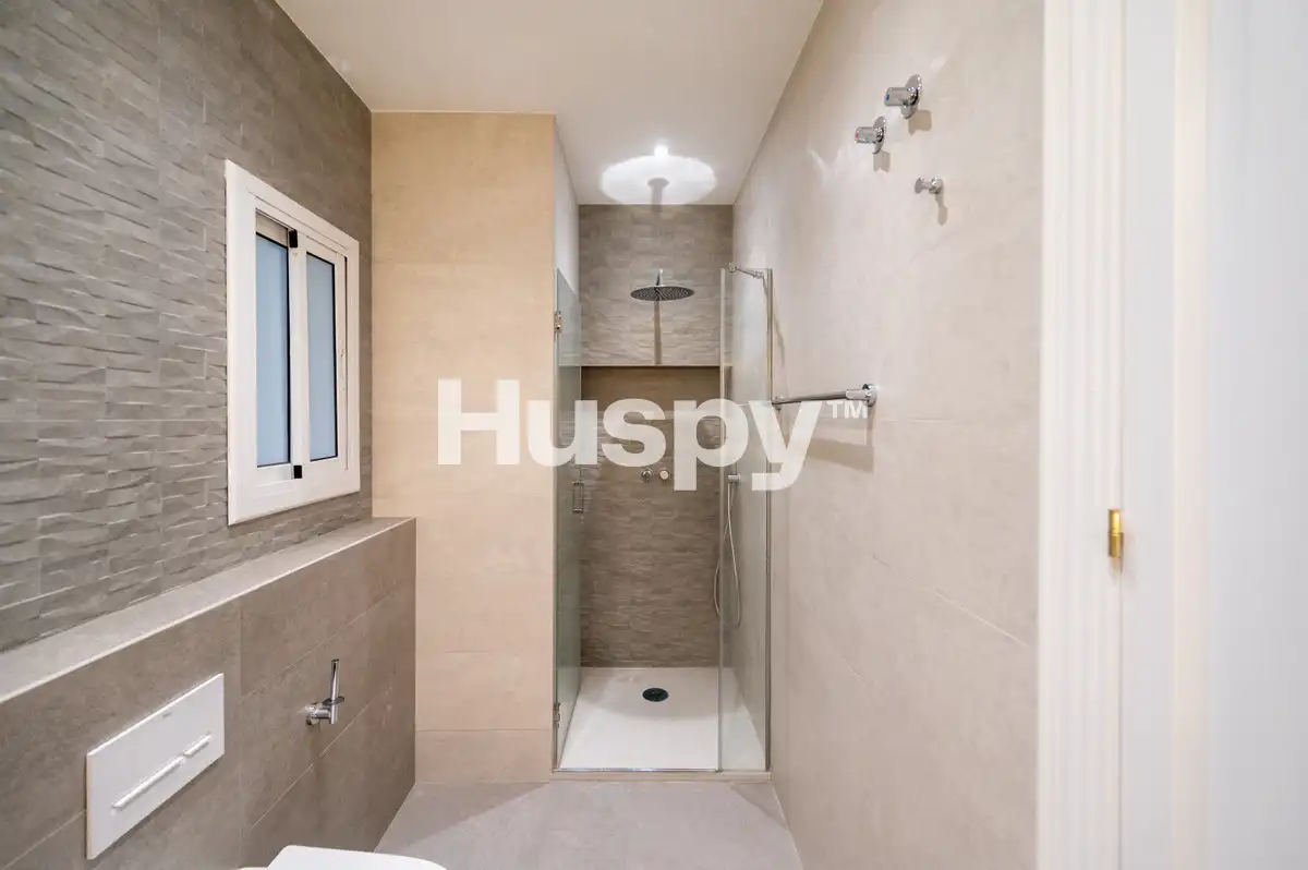 Bathroom of Flat for rent in Barcelona  with Air Conditioner, Heating and Furnished