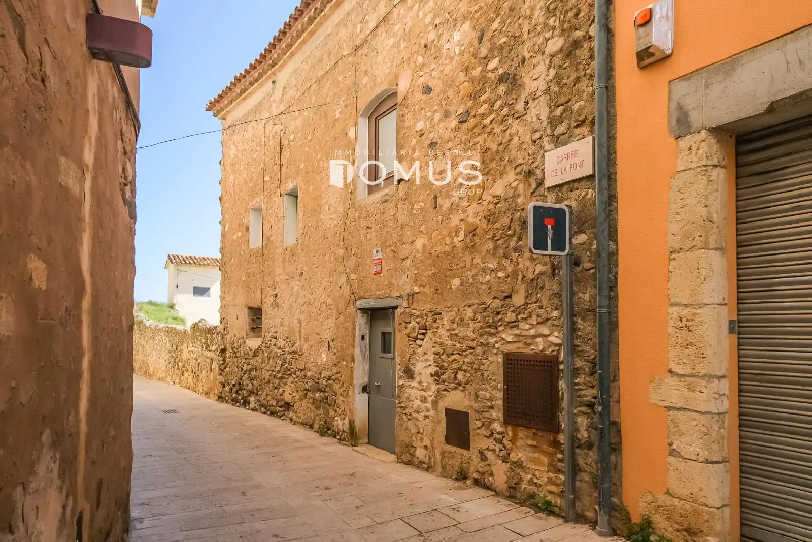 Vista exterior de Casa adosada en venda en Besalú amb Calefacció