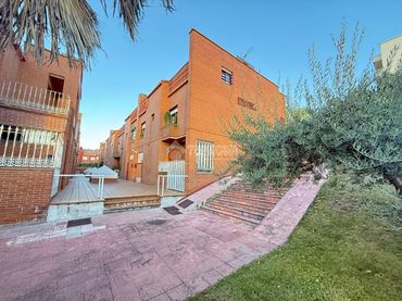 Casa aparellada amb balcó en venda a Constitución - Balconcillo