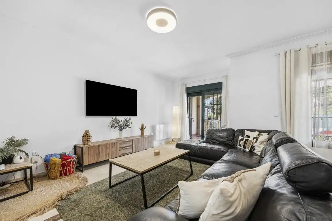 Wohnzimmer von Einfamilien-Reihenhaus zum Verkauf in Marbella mit Klimaanlage, Heizung und Privatgarten
