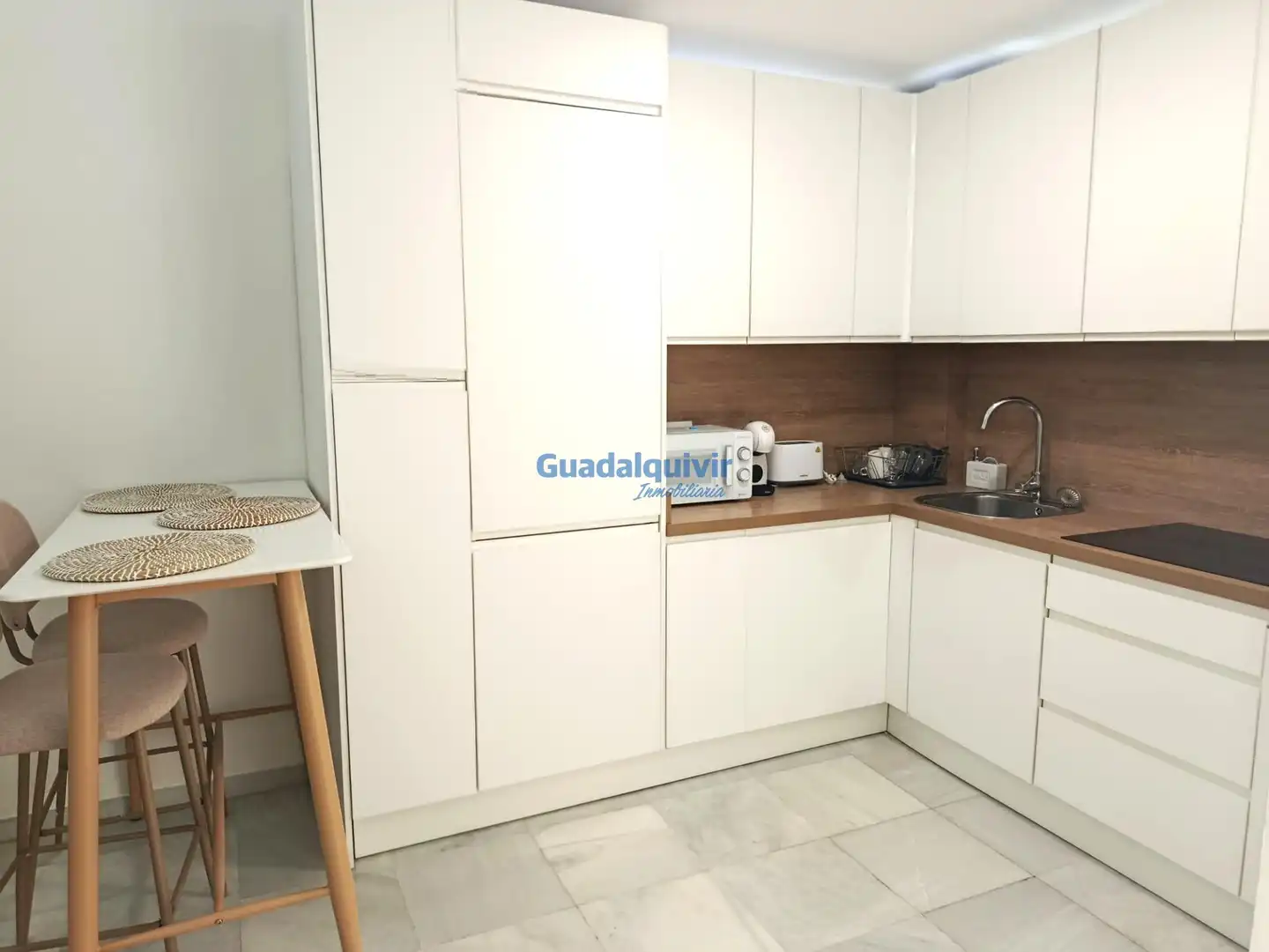Cuina de Apartament de lloguer en Sevilla amb Aire condicionat i Moblat