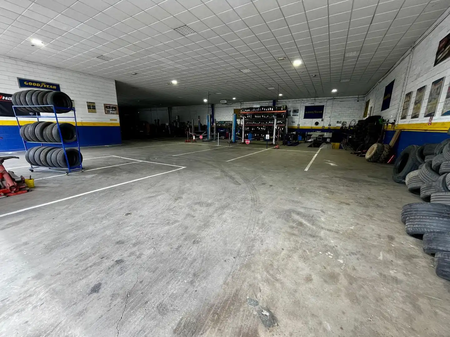 Parkplatz von Fabrikhallen zum Verkauf in Badajoz