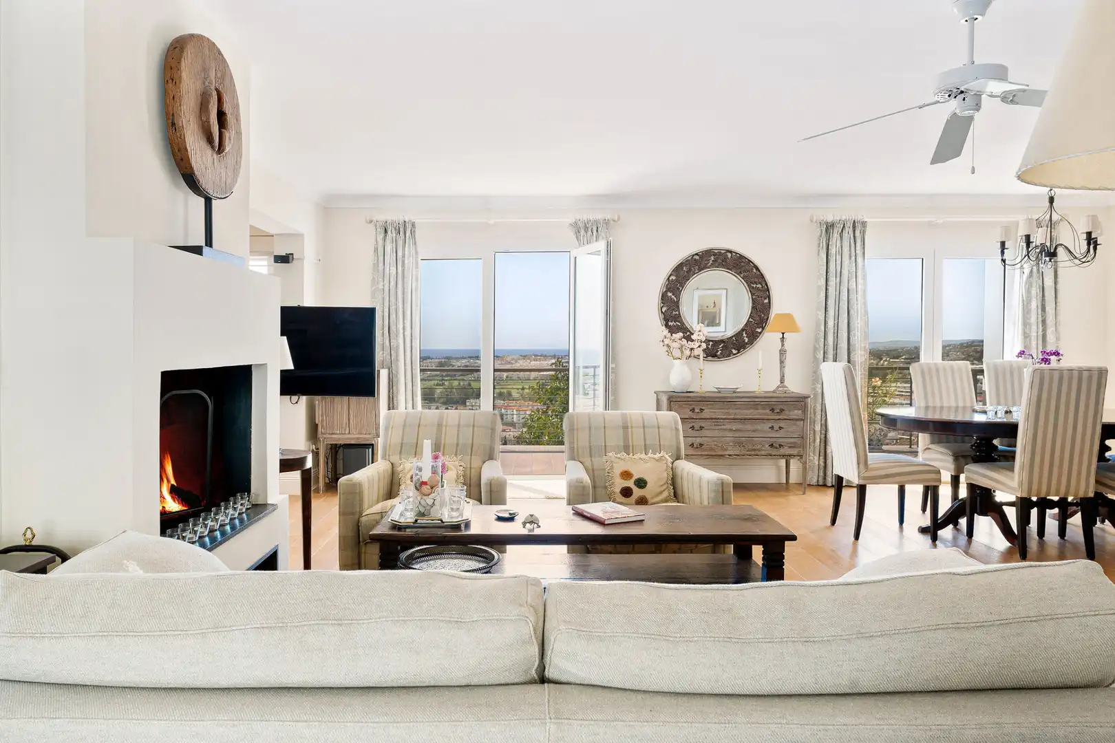 Sala d'estar de Casa o xalet en venda en Marbella amb Aire condicionat, Jardí privat i Terrassa