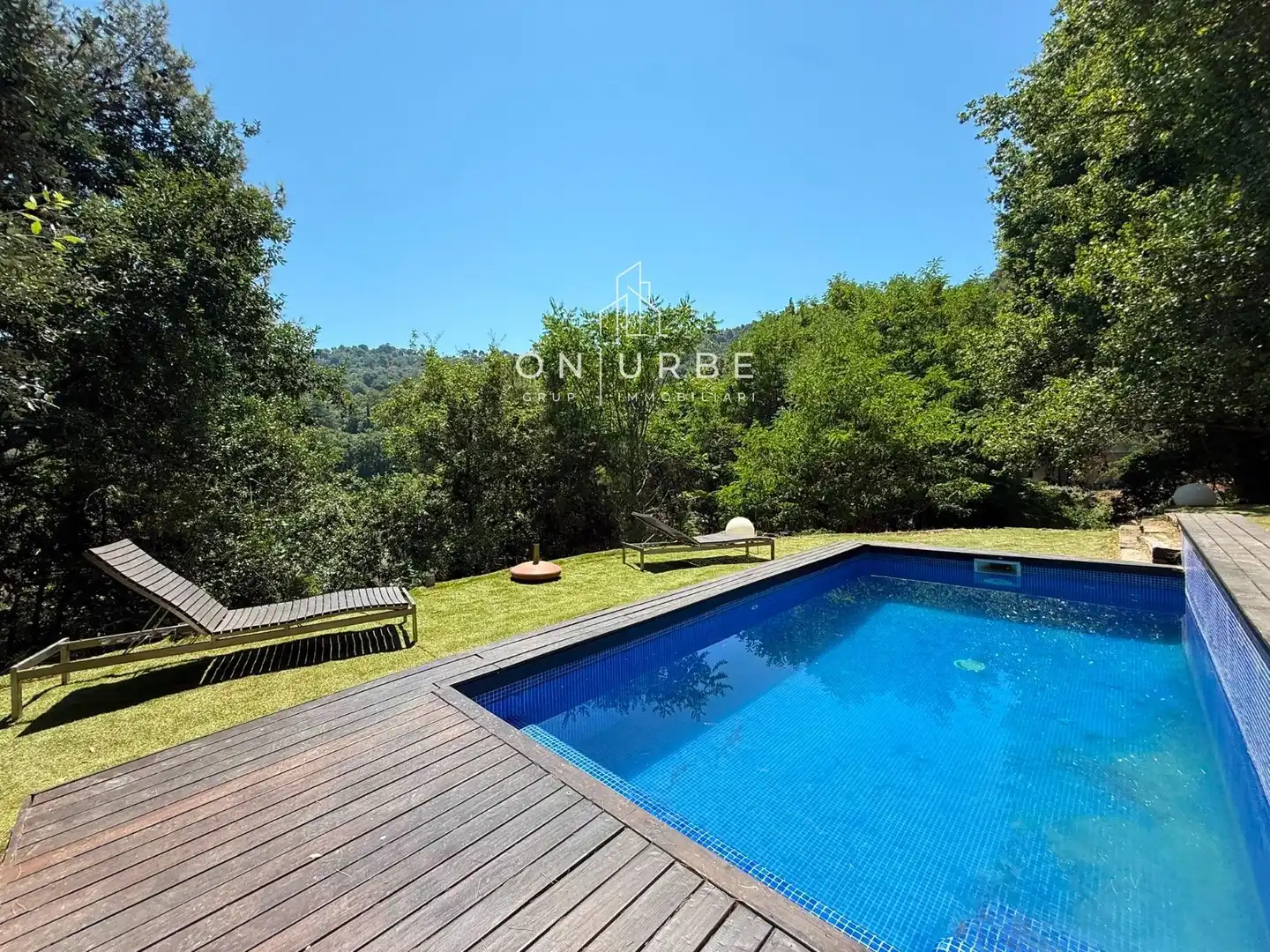 Piscina de Casa adosada en venda en Sant Cugat del Vallès amb Aire condicionat