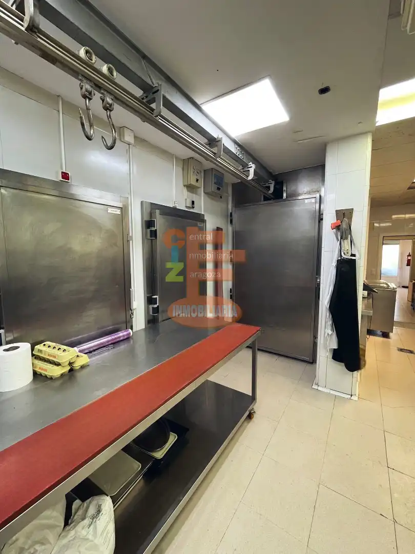 Cuina de Local en venda en Zaragoza amb Aire condicionat i Moblat