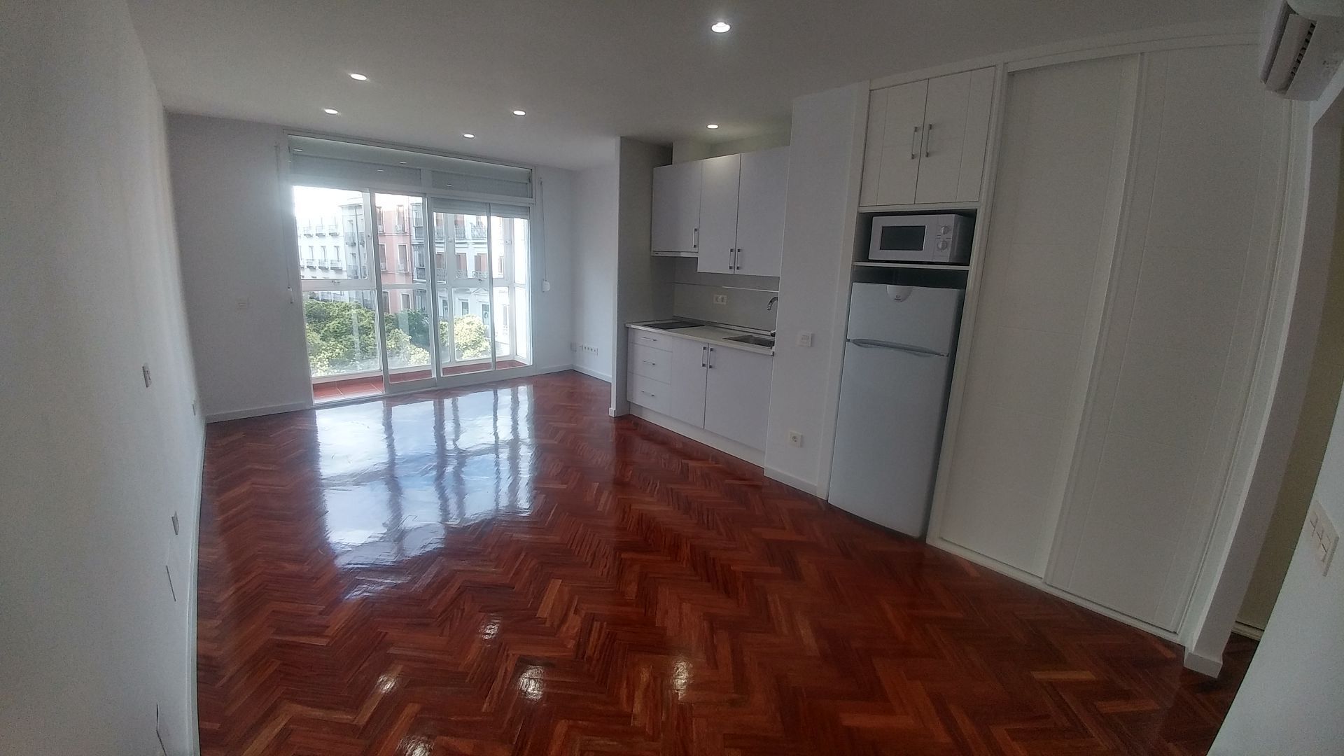 Vista exterior de Estudi de lloguer en  Madrid Capital amb Aire condicionat