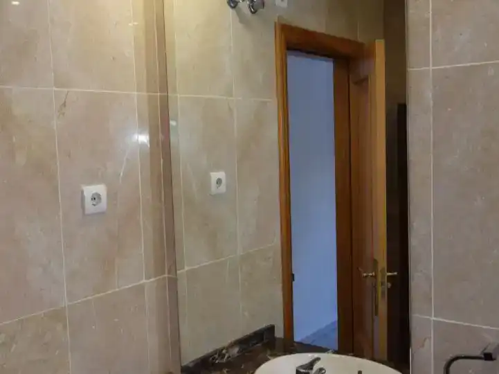 Badezimmer von Wohnung zur Miete in Benalmádena mit Klimaanlage und Schwimmbad