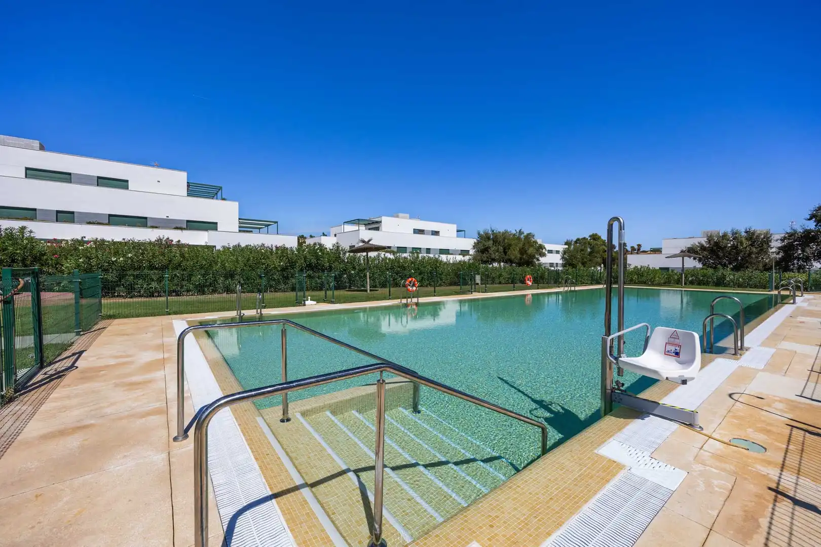 Piscina de Planta baja en venta en Sotogrande con Aire acondicionado, Calefacción y Jardín privado