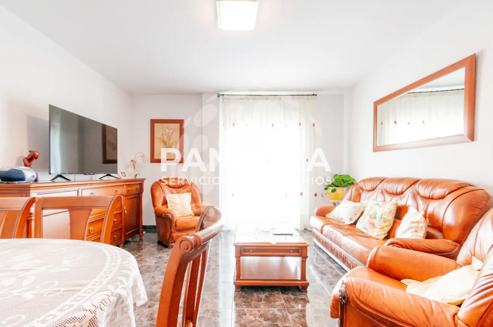 Sala d'estar de Casa adosada en venda en Vícar amb Aire condicionat, Terrassa i Moblat