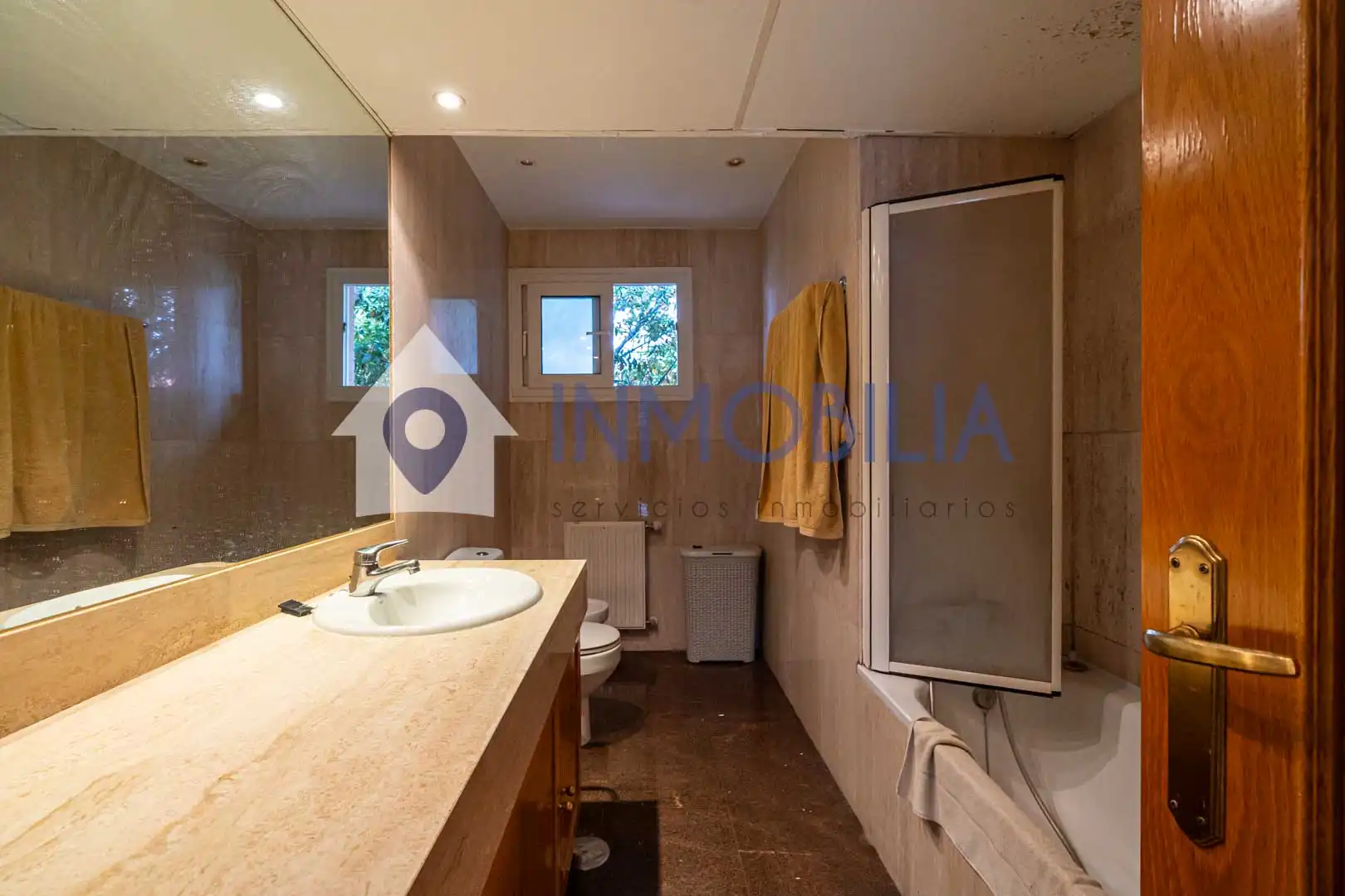 Baño de Casa adosada en venta en Madrid con Aire acondicionado, Calefacción y Jardín privado