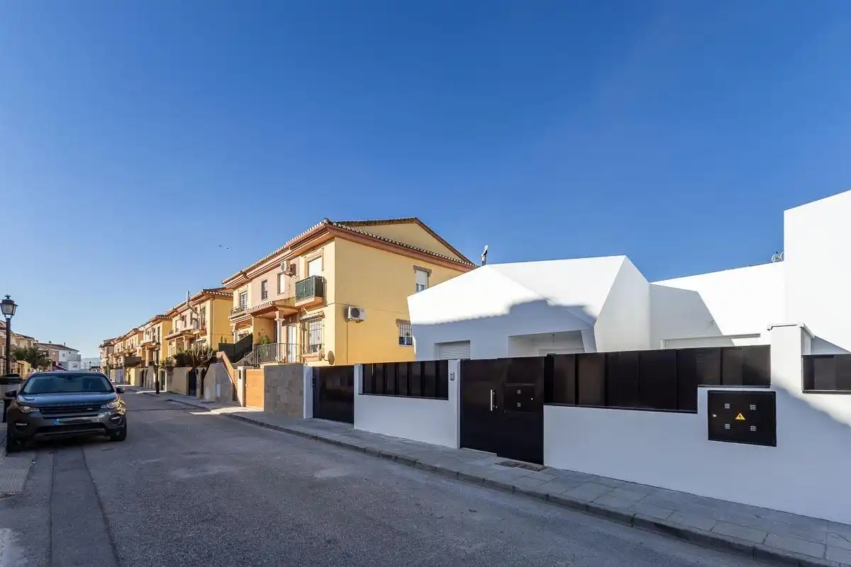 Vista exterior de Casa adosada en venta en Vegas del Genil con Aire acondicionado y Calefacción
