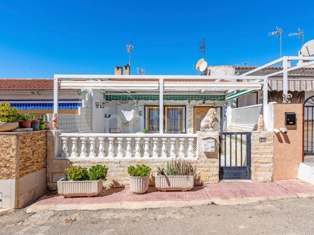 Exterior view of Single-family semi-detached for sale in Guardamar del Segura  with Air Conditioner and Terrace