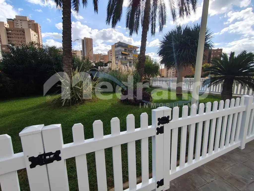 Außenansicht von Wohnung zum Verkauf in Villajoyosa / La Vila Joiosa mit Privatgarten, Terrasse und Schwimmbad