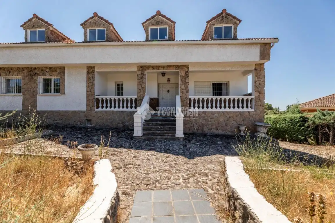 Vista exterior de Casa o xalet en venda en Hoyo de Manzanares amb Calefacció i Jardí privat